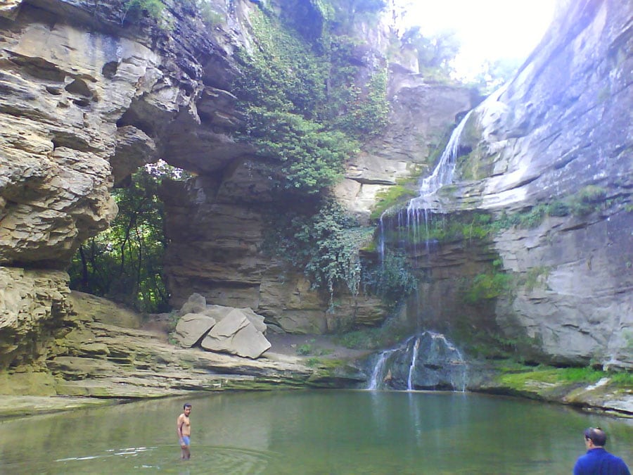 La Roca Foradada y la bonita zona de baño en la cascada del torrente de la Rotllada / Ruta en Bici · La Foradada | Cantonigròs 