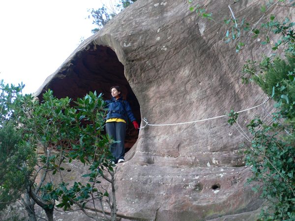 Camino equipado hasta la cueva de la Mare de Déu de Bruguers
