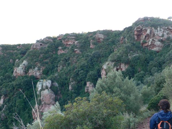 Otra vista de la situación de la pequeña cueva desde el GR-92
