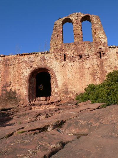 Entrada a la ermita rom�nica de Sant Miquel 