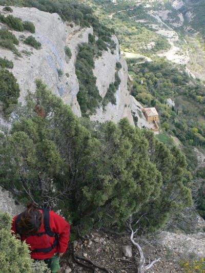 Cruzando el Paso de Nartesa con la ermita de San Cosme y San Damián a nuestros pies