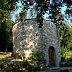 Ermita circular del Sant Adjutori. Al lado se encuentra el horno ibérico / Ruta en Bici De Barcelona a Valldoreix 