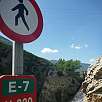Presa de Arguis y señal de tráfico (© Montes para todos) / Cueva San Climén 