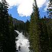 Las Hidden Falls aparecen de pronto detrás de los árboles / Ruta a pie Grand Teton National Park | Vuelta al lago Jenny 