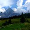Vista de la cara norte del Eiger y el telecabina / Ruta a pie Suiza. Senderismo familiar al pie del Eiger 