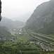 Vistas al valle de Maurienne. La esplanada de abajo con el coche blanco entre los �rboles es el parquing / V&iacute;a ferrata � Adret | Le Bastion 