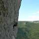 La pared se desploma ligeramente / V&iacute;a ferrata � Boffi 