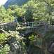 Camino de aproximaci�n cruzando el puente de Couret / V&iacute;a ferrata � Chaos de Coum�ly 