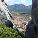 El pueblo se deja ver entre las rocas / V&iacute;a ferrata � Fenouilledes | La Panoramique 