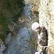 Observando cautelosamente el torrente de la Pau / V&iacute;a ferrata � Pont Napoleon 