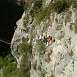 La pasarela de 35 metros y Peille al fondo / V&iacute;a ferrata � L'Escale a Peille 