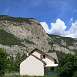 La pared por la que transcurre la v�a y el pueblo de Vigneaux / V&iacute;a ferrata � Vigneaux | La Balme 