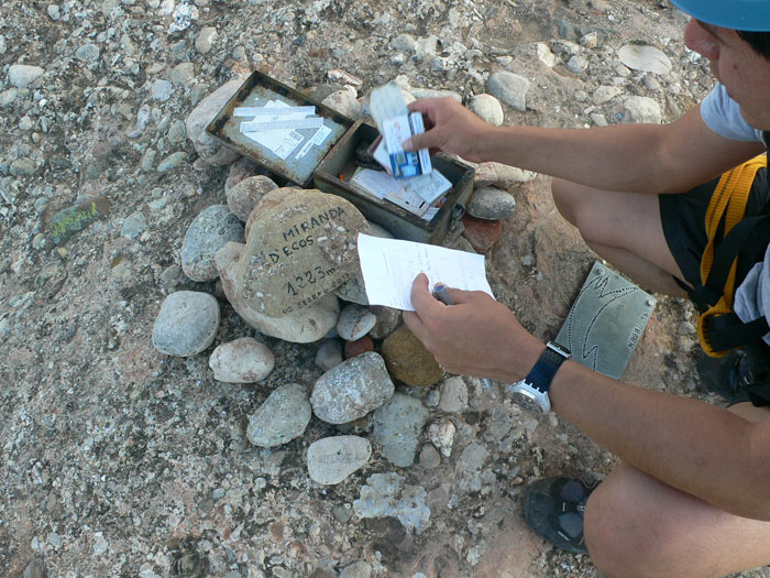 Libro de registro en la cima de la Miranda dels Ecos 