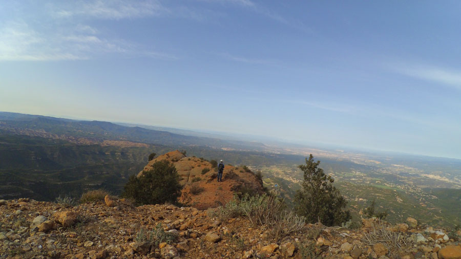 Avanzando en la Cresta del Serrat de la Foradada -nos espera un paso expuesto- 