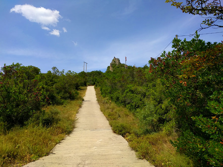 Rampa de cemento que sube hasta el inicio de la vía ferrata 