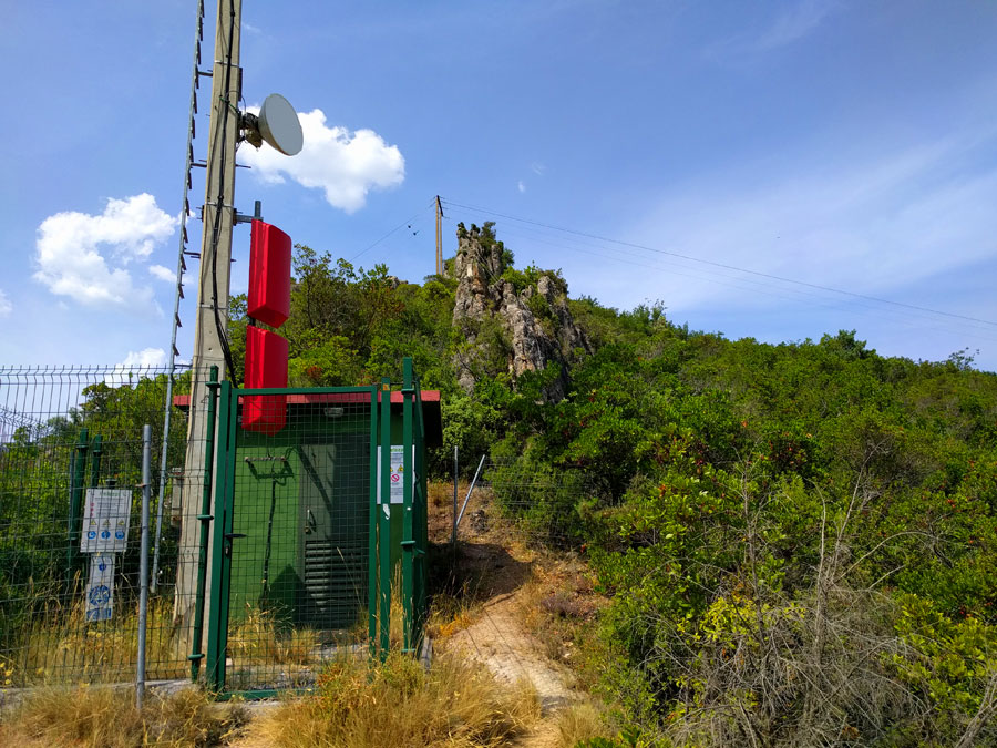 Entramos a la vía ferrata a la derecha de las antenas 