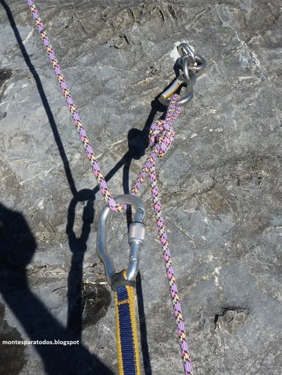 Instalación de la línea de vida (© Montañismo para todos) 
