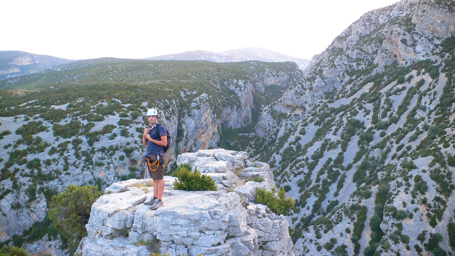Cima de la vía ferrata con grandes vistas al barranco de Andrebot 