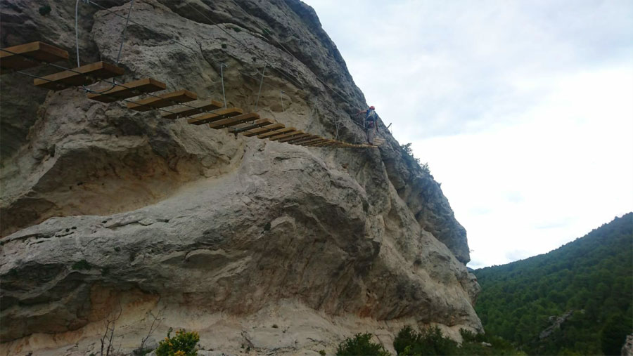 Puente colgante de 25 metros en subida © Carlos Polonio Nieto 