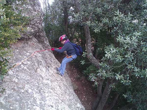 Primer paso del camino equipado. La cuerda es un poco precaria (2006) 