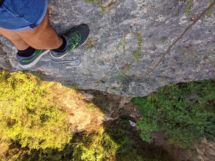 Vista hacia abajo al inicio dela vía ferrata que sube rápido y vertical 