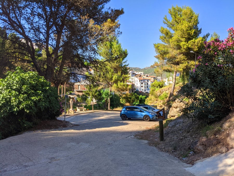 Vista atrás al estacionamiento 
