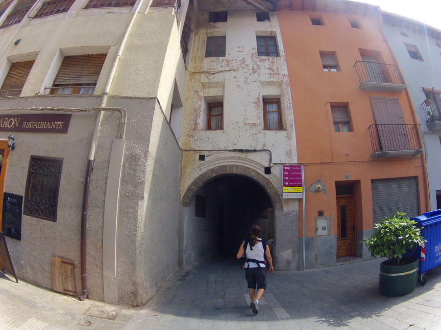 Entramos al casco antiguo de Graus en busca de la basílica de la Virgen de la Peña 