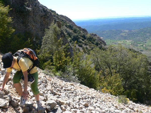 Subiendo por la pedrera previa al inicio de la vía 