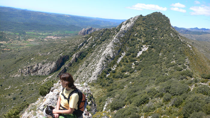 Vista atrás con los Mallos de Agüero al fondo y La Punta Común en primer plano 