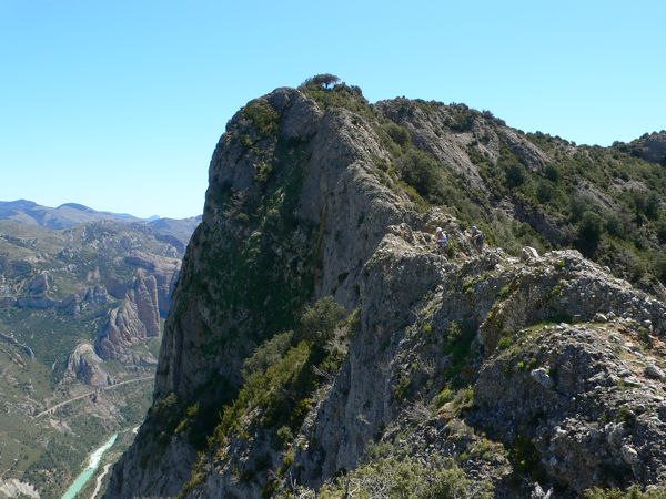 Continuamos por la cresta con los Mallos de Riglos cada vez más a la vista 