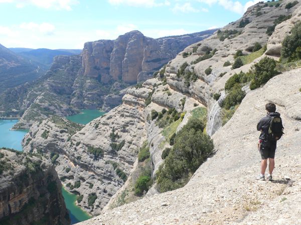 Avanzamos por un balcón natural con vistas al pantano de Vadiello 