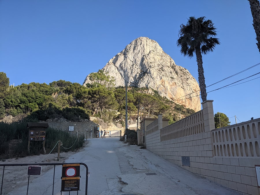 Entrada por la calle Isla de Formentera al sendero que sube al Peñón de Ifalch 