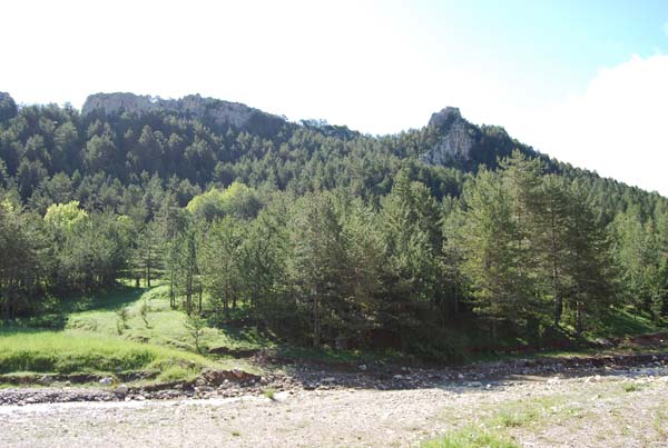 Cruzamos el río y seguimos las marcas blanca-verde por el prado a la derecha 