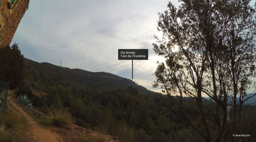 En la masía tenemos a la vista nuestro objetivo - en el risco a la altura del árbol caído- 