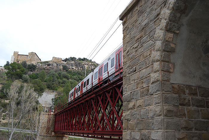 Cruzando el puente de los FGC 