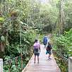 Cruzando la primera pasarela / Ruta a pie Catarata Gocta 