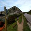 Detalle del camino estrecho entre la carretera y el lago Enol / Ruta a pie Circular de los lagos de Covadonga | PR-PNPE2 