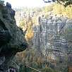 Bajando del mirador entre grandes paredes / Ruta a pie El arco de Pravcická Brána 