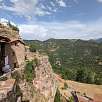 La masía cal Perinxes colgada al pie del castillo del Querforadat. Con pasear por el pueblo ya vale la pena la visita / Ruta a pie Cadí en familia: El Querforadat  