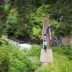 Vista de cerca del puente de madera / Ruta a pie Sendero familiar por el río Flem | Suiza 