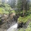 Vista atrás hacia el puente / Ruta a pie Sendero familiar por el río Flem | Suiza 