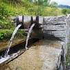 Canalización de agua cerca de un museo del agua-energía / Ruta a pie Sendero familiar por el río Flem | Suiza 