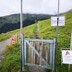 Pasamos la puerta y seguimos el camino reservado a caminantes / Ruta a pie Sendero familiar por el río Flem | Suiza 