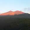 En la bifurcación subimos a la izquierda / Ruta a pie Subida al volcán Samara 