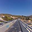Cruzando el puente sobre la Ronda de Dalt 