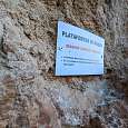 Indicaciones en la primera plataforma de madera 