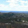 Vista panorámica del Black Elk Wilderness -a la izquierda al fondo el Cathedral Spires a su derecha la Llittle Devils Tower 