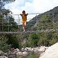 Puente colgante que cruza el Figarella 