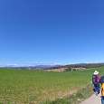 Por la pista rodeada de campos en dirección Torre d