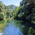 Verde oscuro en el gorg de la Mola indica su profundidad 